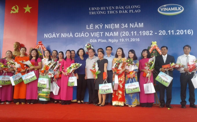 Phó Thủ tướng Chính Phủ Vũ Đức Đam tặng quà và chụp hình lưu niệm với giáo viên.