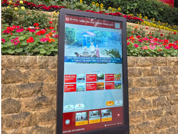 Ban Quản lý Khu Di tích Lịch sử Quốc gia Đền Hùng đã lắp đặt các bảng điện tử nhằm hỗ trợ hướng dẫn, cung cấp thông tin và giúp du khách thuận tiện hơn trong quá trình tham quan, dâng hương.