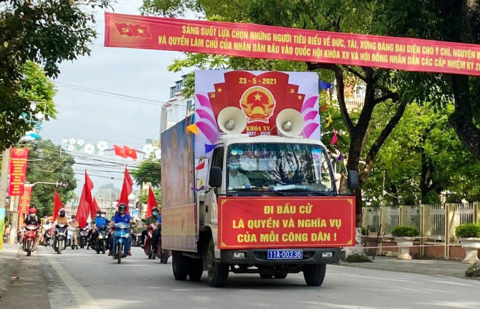 Tiểu ban tuyên truyền Ủy ban Bầu cử Thành phố tuyên truyền, vận động nhân dân tham gia bầu cử. (Ảnh: Bùi Toàn - Lã Tùng/ Báo Cao Bằng)