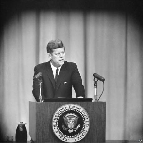 Thử thách lớn nhất với ông Castro xuất hiện có lẽ vào năm 1962, khi mà Tổng thống Mỹ J.F Kennedy lên tiếng cảnh báo ông phải gỡ bỏ tên lửa của Liên Xô khỏi lãnh thổ của mình.