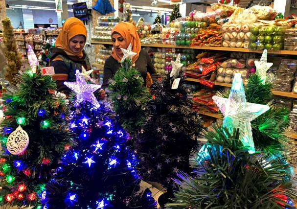 Bên trong một trung tâm mua sắm tại Hong Kong nhộn nhịp dịp lễ Giáng sinh năm 2018. Ảnh: AP.