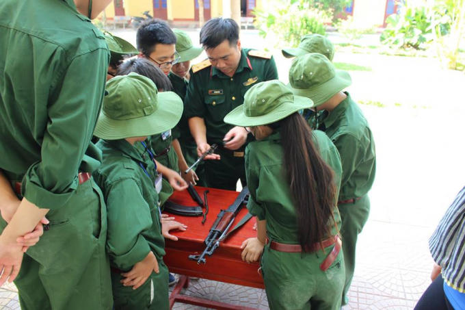 Thực hành tháo lắp súng. Ảnh: Học kỳ quân đội Thanh Hóa