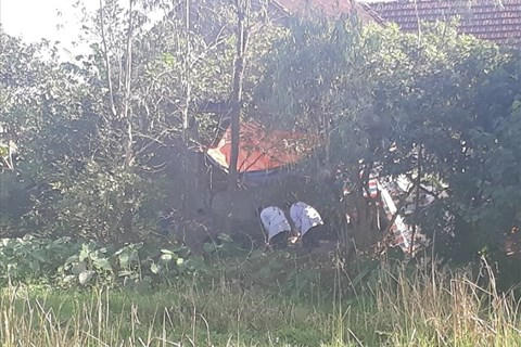 Lực lượng chức năng đang tiến hành khám nghiệm tử thi nạn nhân Trần Huy Bình. (Ảnh: báo Infornet)