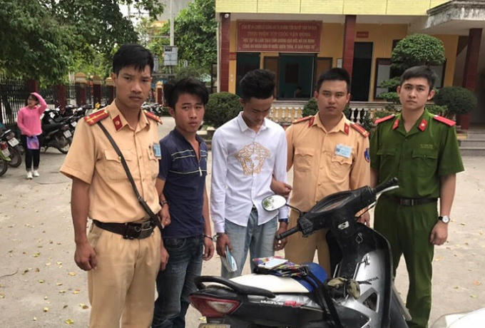 Tình và Long cùng tang vật bị thu giữ. (Ảnh do CSGT cung cấp).