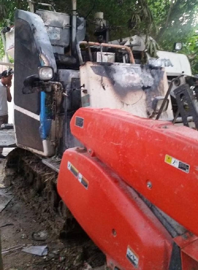 Chiếc máy gặt hư hỏng nặng sau khi bị đốt cháy.