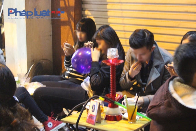 Trên phố Nguyễn Hữu Huân, hàng chục quán cafe kinh doanh Shisha, "bóng cười". Khách hàng ngồi ngay dưới vỉa hè để sử dụng.
