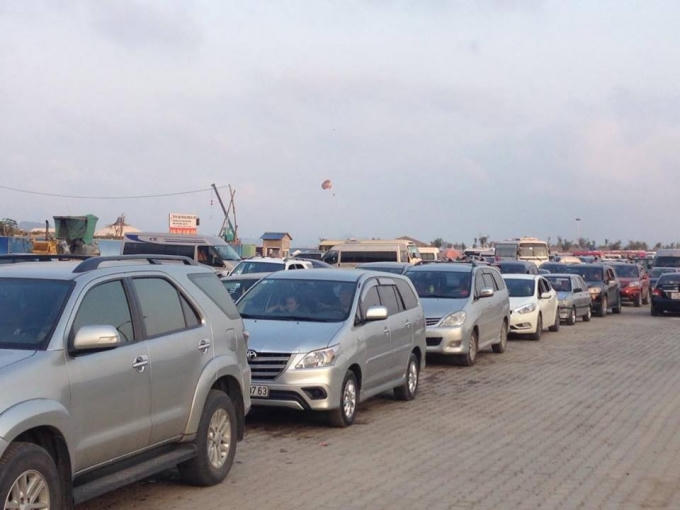 Các đoàn xe nối đuôi nhau, kẹt cứng ra vào khu vực bãi tắm.