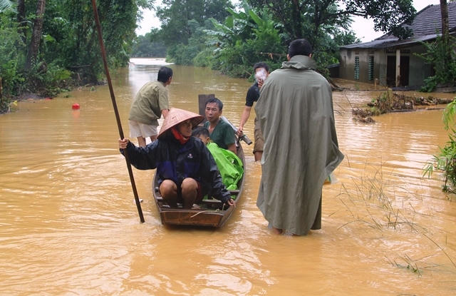 Di chuyển bằng thuyền nhỏ.