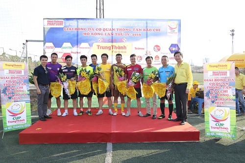Ban Tổ chức tặng hoa và cờ lưu niệm cho đại diện các đội bóng. (Ảnh Hữu Oanh/Báo Thanh tra ).