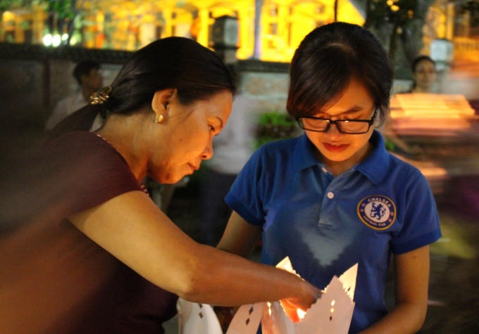 Thắp hoa đăng để ra hồ Chùa Bầu thả và cầu khấn.
