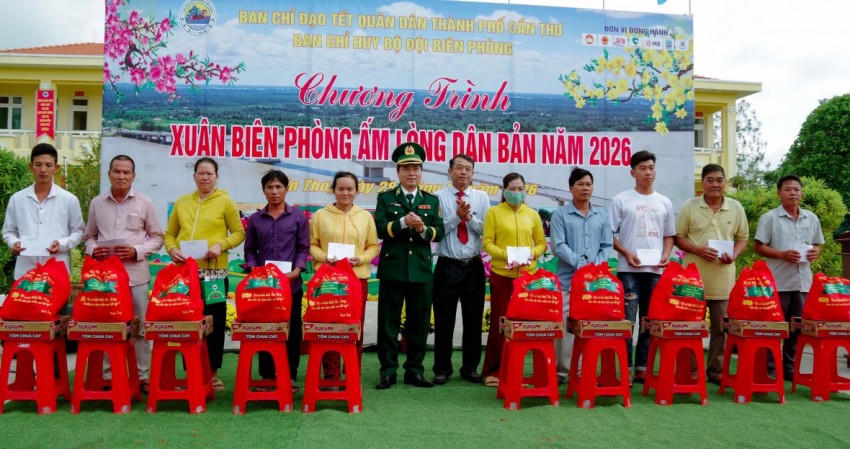 Thiếu tướng Trần Ngọc Hữu - Phó Tư lệnh BĐBP và ông Nguyễn Văn Khởi, Phó Chủ tịch UBND TP Cần Thơ trao quà cho các hộ dân có hoàn cảnh khó khăn.