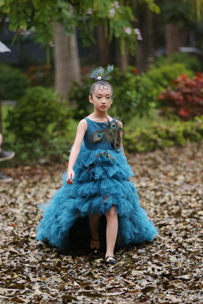 Hà Nội trở lạnh, gần 500 mẫu nhí cầm ô diễn trong mưa