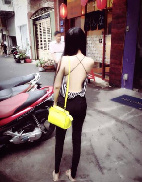 Tấm lưng trần khiến nhiều người đi đường "nóng mặt".