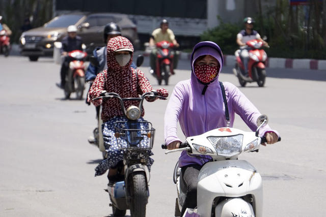 Trang phục thường thấy của giới nữ trong mùa hè.