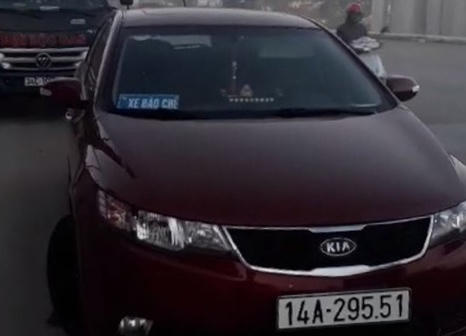 Chiếc xe ô tô 4 chỗ dán lô gô xe báo chí chở cán bộ QLTT.