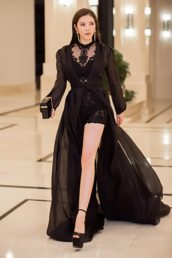 Lý Nhã Kỳ kiêu sa ngồi ghế nóng đêm Sơ kết Miss Grand International 2017