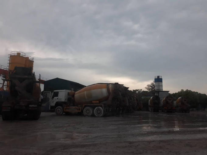 Nhiều trạm trộn bê tông mọc trên khu đât cho thuê.