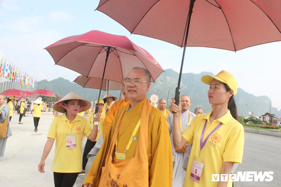 Anh: Tinh nguyen vien doi nang huong dan dai bieu trong Dai le Phat dan Vesak 2019 hinh anh 3