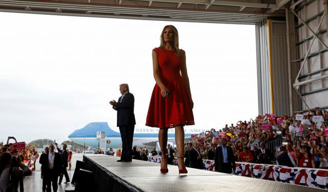 Tổng thống Trump và Đệ nhất phu nhân Melania trong cuộc mít tinh của những người ủng hộ ông Trump tại sân bay quốc tế Orlando-Melbourne ở bang Florida.