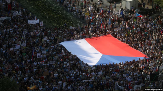 Hàng trăm ngàn người đã đổ ra đường phố Praha, thủ đô Cộng hòa Séc biểu tình để yêu cầu Thủ tướng Andrej Babis từ chức vì cáo buộc tham nhũng tiền trợ cấp từ EU. Nguồn: vietnamnet.vn.
