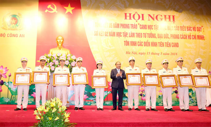 Thủ tướng Nguyễn Xuân Phúc trao tặng bằng khen cho 12 cá nhân có thành tích thi đua xuất sắc