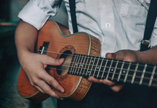 Thú vui âm nhạc thời ấy chỉ là trong những bài hát giản dị, cây đàn mộc mạc.