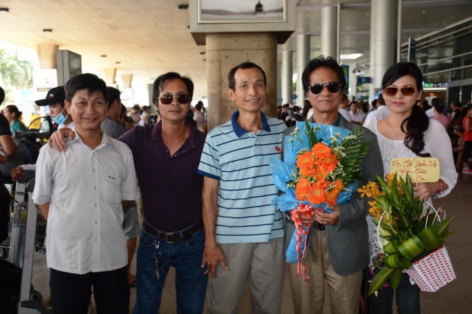 Chế Linh rạng rỡ cùng vợ về Việt Nam chuẩn bị cho liveshow tại Hà Nội