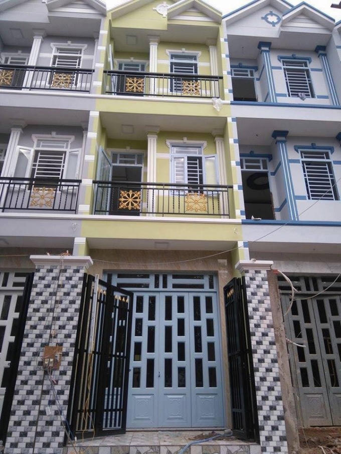 Hình ảnh căn nhà đứng từ ngoài nhìn vào đẹp và vô cùng thoáng mát. Được xây theo thiết kế nhà liền kề vô cùng sang trọng.