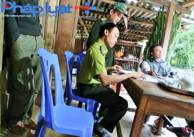 Ông Tẩn Tờ Dèn đang làm việc với lực lượng Kiểm lâm ( Ảnh Tiến Vũ )