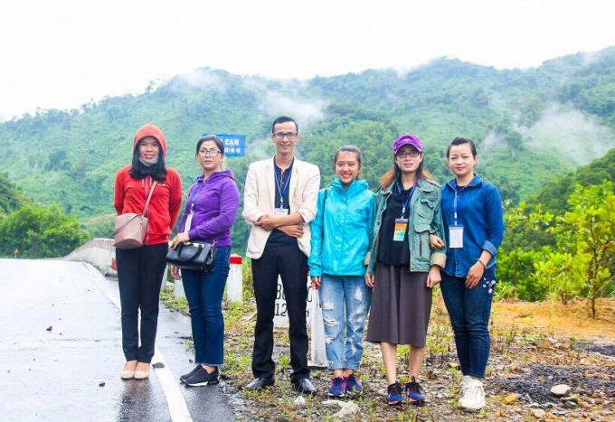 Đoàn thiện nguyện chụp ảnh lưu niệm