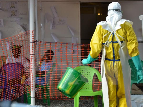 Bệnh nhân nhiễm Ebola điều trị tại trung tâm y tế Nongo ở Conakry ngày 21/8/2015. Nguồn: AFP/TTXVN