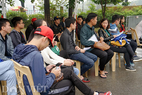 Khoảng 20 ghế ngồi được bố trí bên trong sân trụ sở VFF cho những người đợi lấy vé.