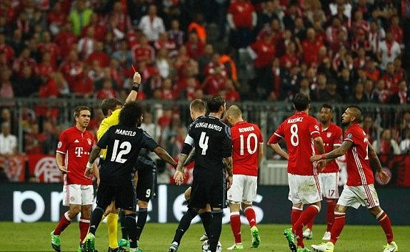 Không những vậy, chỉ trong ít phút CR7 khiến Martinez 2 lần phải nhận thẻ vàng và bị truất quyền thi đấu.