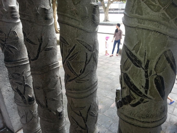 Các cột chấn song cũng được chạm trổ rất tỉ mỉ.