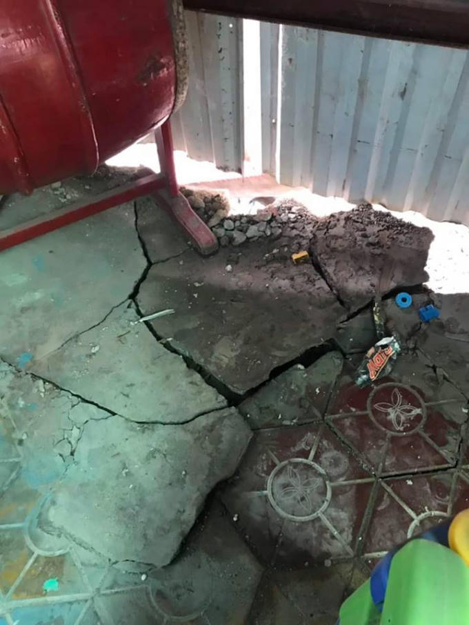 Nền sân của công trình 143 Chùa Hàng hiện giờ đã bị nứt.