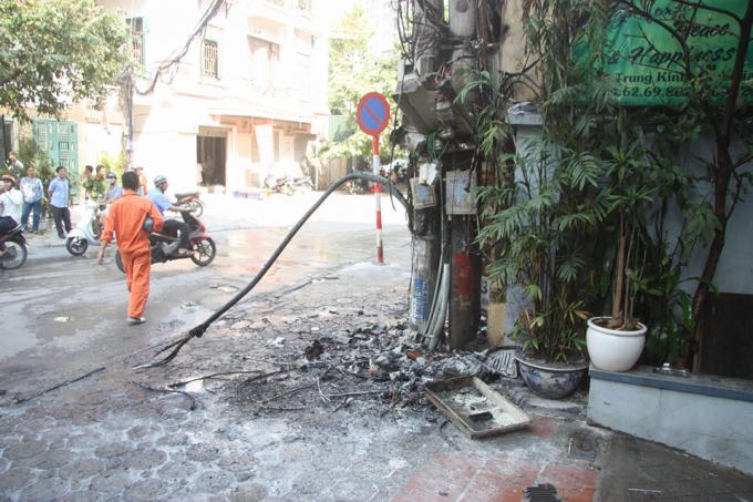 Nhiều đồng hồ, dây điện bị thiêu rụi hoàn toàn.