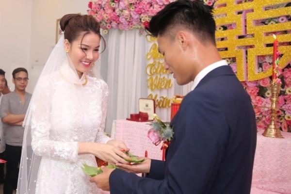 Lễ ăn hỏi tại tư gia mau chóng kết thúc sau các nghi lễ cơ bản truyền thống.
