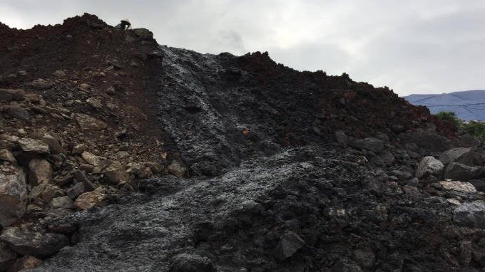 Lớp bùn thải mới được đổ ra từ những chiếc xe có màu đen đặc quánh.