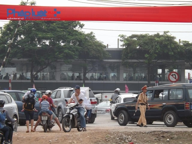 Lực lượng chức năng phải làm việc hết sức khó khăn để các phương tiện lưu thông được tốt hơn.