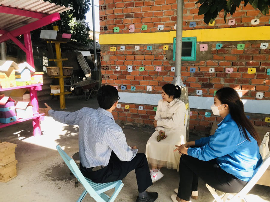 Anh Trực giới thiệu với khách về trại ong dú của mình (Ảnh: Đức An).