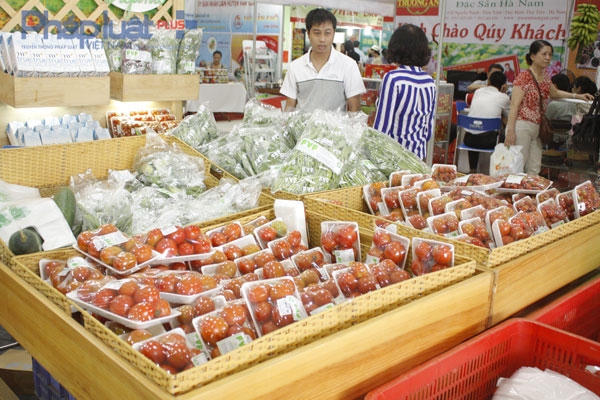 Các mặt hàng được bày bán tại Tuần lễ “Nông sản an toàn”.
