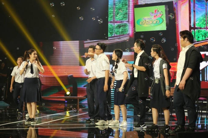 Tố My trợ giúp nhóm C.M.V trong tiểu phẩm "Về đâu mái tóc người thương".