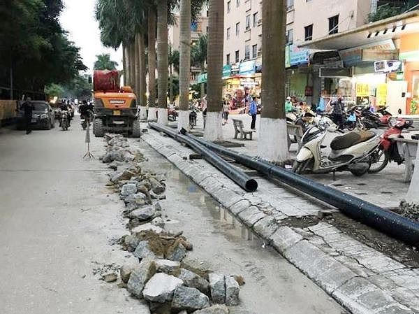Đại diện Sở Xây dựng khẳng định, việc đào đường, lắp đặt đường ống bán nước sông Đuống là trái quy định.
