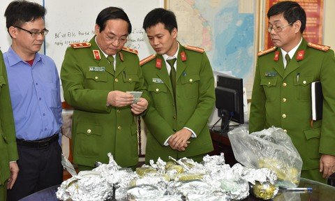 Ch&acirc;n tướng kẻ được cả Dung H&agrave;, Năm Cam ưu &aacute;i