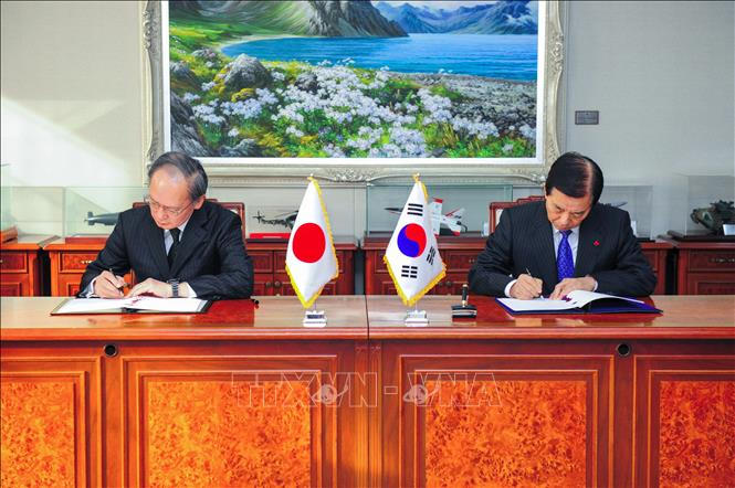 Bộ trưởng Quốc phòng Hàn Quốc Han Min-Koo (phải) và Đại sứ Nhật Bản tại Hàn Quốc Yasumasa Nagamine tại lễ ký Hiệp định bảo mật thông tin quân sự chung (GSOMIA) ở Seoul ngày 23/11/2016. (Ảnh tư liệu do Bộ Quốc phòng Hàn Quốc cung cấp). Ảnh: AFP/TTXVN