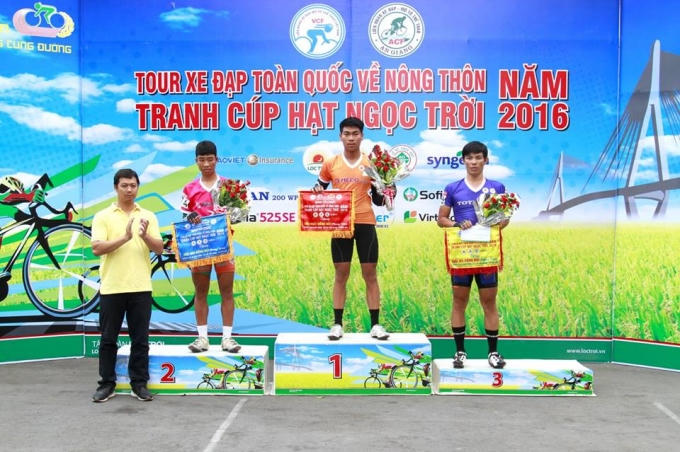 Ông Nguyễn Ngọc Vũ - TTK Liên đoàn Xe đạp- Moto Việt Nam trao thưởng cho các tay đua.