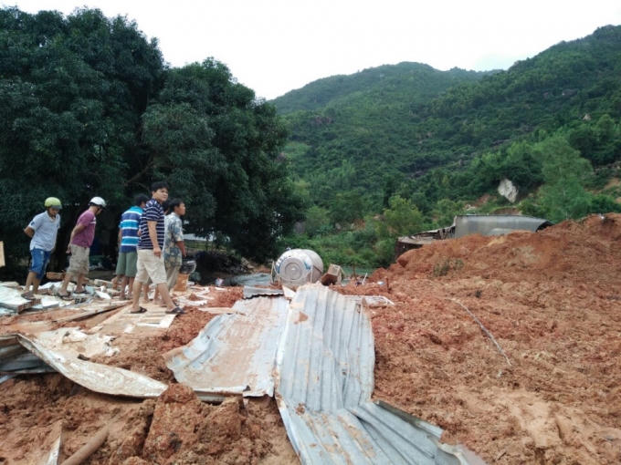 Những ngôi nhà đã bị đất đá san lấp.