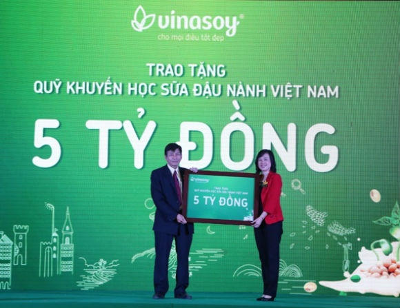 Ông Võ Thành Đàng – đại diện Vinasoy tiếp tục trao 5 tỉ đồng cho Quỹ Khuyến học sữa đậu nành Việt Nam.