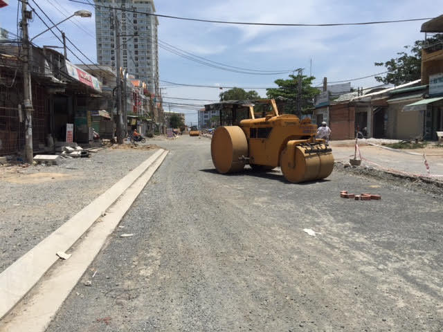 Từ mong ngóng đường được cải thiện thì nay dân đáng thất vọng vì cốt đường bị hạ thấp.