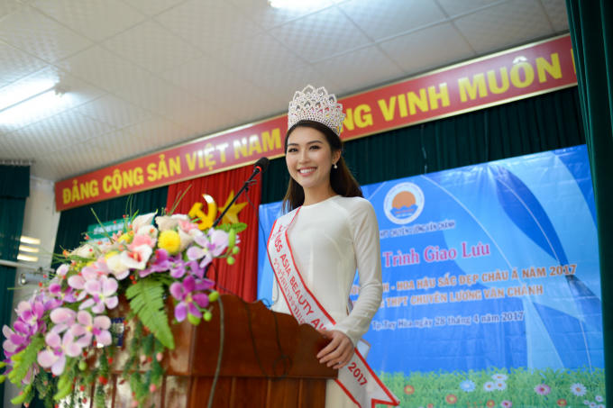 Hoa hậu Tường Linh được chào đón tại quê nhà, nhận bằng khen UBND Tỉnh Phú Yên